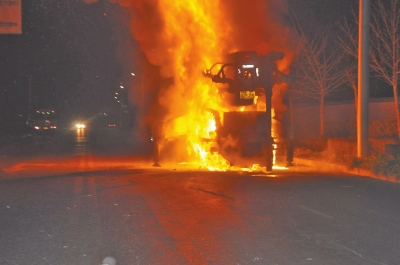 火勢異常兇猛,消防官兵都無法靠近。