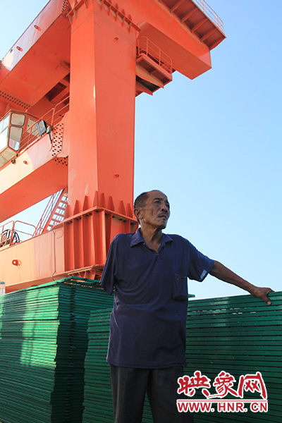 2014年7月31日，淅川縣九重鎮(zhèn)陶岔村獨(dú)臂護(hù)水員李進(jìn)群在淅川渠首。