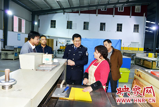 政委陳兆甲深入企業(yè)走訪，了解企業(yè)生產(chǎn)及周邊治安狀況。