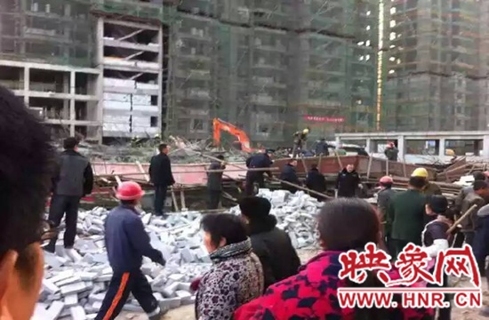 圖為事故現(xiàn)場(chǎng)情況，當(dāng)?shù)厝罕姽﹫D。