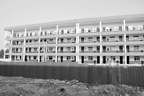 被平移的教學(xué)樓有四層，總重達(dá)6000多噸