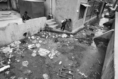 污水溝成了附近的孩子們放學后逗留的場所，十分令人擔憂。