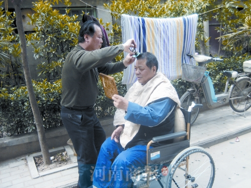 2011年8月18日，老鄰居給高新海剪發(fā)