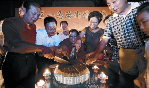 2008年9月14日，老鄰居們?yōu)楦咝潞Ｅe辦中秋賞月會 井勇/供圖