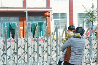 爸爸抱著4歲的兒子向幼兒園要說(shuō)法 爸爸抱著4歲的兒子向幼兒園要說(shuō)法