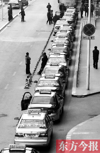 機(jī)場(chǎng)出租車(chē)等客區(qū)，停放的大部分都是藍(lán)色出租車(chē)