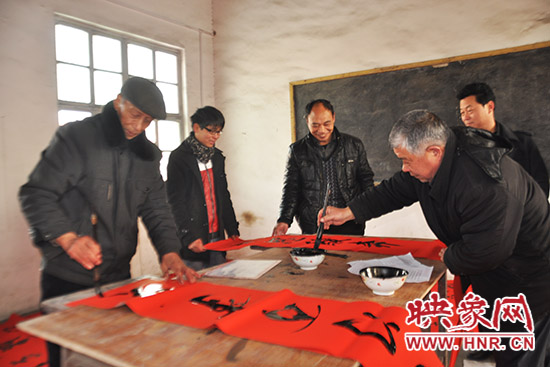鞏義市魯莊鎮(zhèn)農民書法愛好者正在寫春聯(lián)。