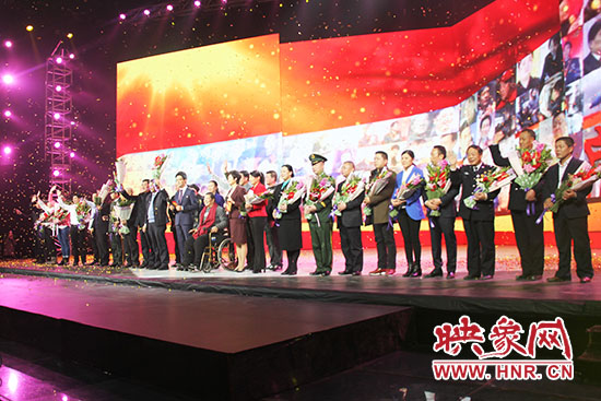 10位獲獎者和1個愛心集體合影。