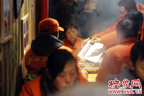 鄭州黃河路衛(wèi)生路附近一家火鍋店，宴請(qǐng)130名環(huán)衛(wèi)工人吃火鍋。