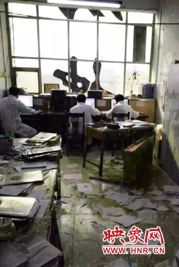 醫(yī)院辦公室內(nèi)病人病歷被扔了一地。（圖片來自網(wǎng)絡）