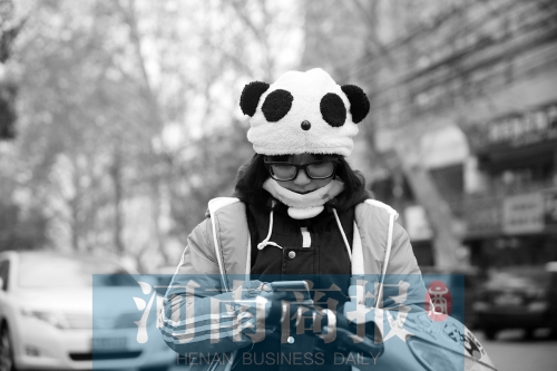 氣溫降了下來，不少人出行都裝備整齊