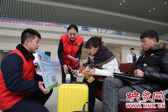 邀請(qǐng)旅客掃二維碼參加活動(dòng)。