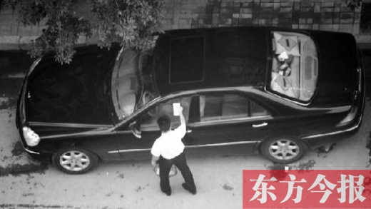 火鍋店保安快手撕交警貼條 火鍋店保安快手撕交警貼條