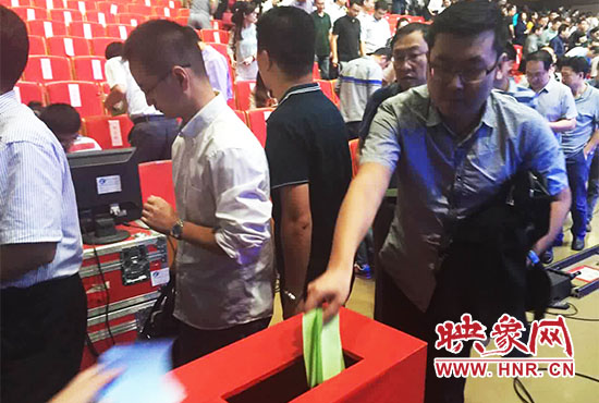 專家、評(píng)委、全局干部職工代表現(xiàn)場(chǎng)投票。