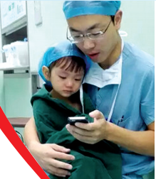 對(duì)于網(wǎng)友的點(diǎn)贊，石醫(yī)生說(shuō)，是孩子太可愛(ài)了，所以照片才得到這么多贊美。圖片來(lái)自網(wǎng)絡(luò)。