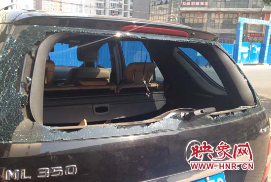 奔馳車夜停路邊被砸，損失萬元以上