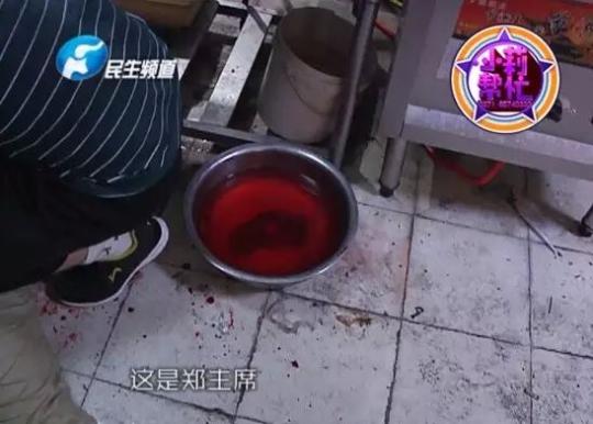 老板竟突然在廚房內(nèi)割腕自殺!發(fā)現(xiàn)意外情況后，小莉趕緊對傷者進行包扎，并撥打了120急救電話。