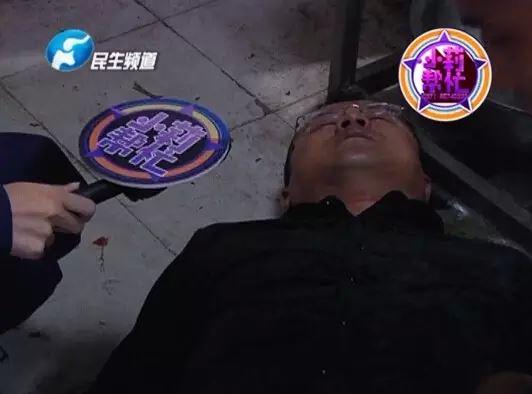 老板竟突然在廚房內(nèi)割腕自殺!發(fā)現(xiàn)意外情況后，小莉趕緊對傷者進行包扎，并撥打了120急救電話。