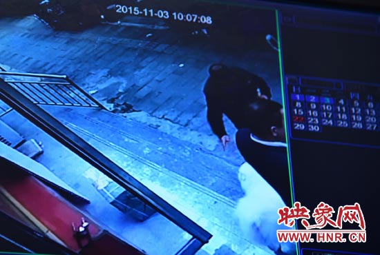 監(jiān)控錄像顯示，男子走向皮皮，將其拐走。