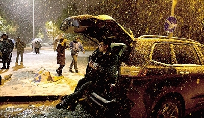 彈琴彈到手指都沒知覺了，還在一首又一首地唱。