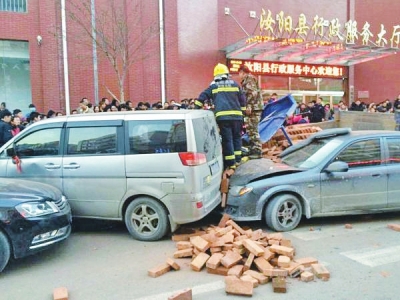 洛陽拉磚三輪車失控連撞10余車 致2死2傷 洛陽拉磚三輪車失控連撞10余車 致2死2傷