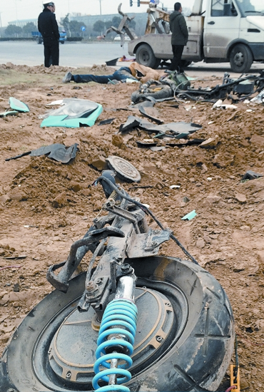 現(xiàn)場(chǎng)散落大量電動(dòng)車碎片，車輪已完全脫離車體，可見(jiàn)當(dāng)時(shí)車禍的慘烈程度