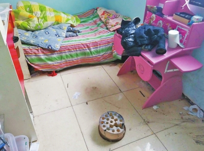 在理發(fā)店死者居住的臥室內(nèi)，地上放有一個(gè)大煤球。