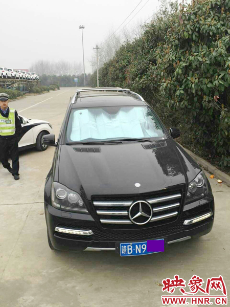 江西男子奔馳車中睡覺一氧化碳中毒，周口高速交警及時發(fā)現(xiàn)。