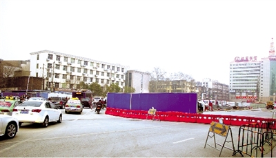 試圍擋后，車輛從西向東緩慢通行