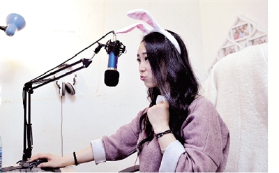 在一次直播中，小米戴上兔子頭飾，向網(wǎng)友賣萌