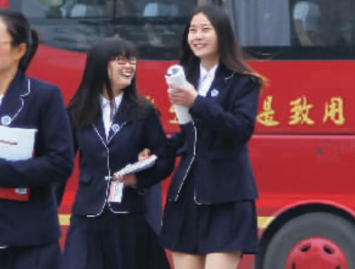 女生短裙男生西裝 鄭州一大學(xué)猛一看像韓劇片場 女生短裙男生西裝 鄭州一大學(xué)猛一看像韓劇片場