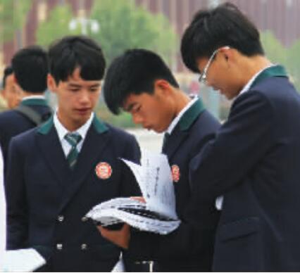 女生短裙男生西裝 鄭州一大學(xué)猛一看像韓劇片場 女生短裙男生西裝 鄭州一大學(xué)猛一看像韓劇片場