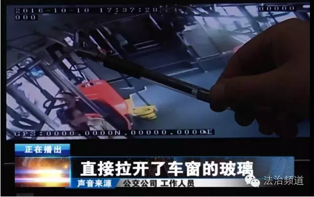 兩男子坐鄭州公交竟然跳窗 只因?yàn)樽^站點(diǎn)