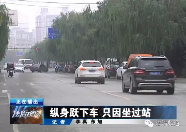 兩男子坐鄭州公交竟然跳窗 只因?yàn)樽^站點(diǎn)