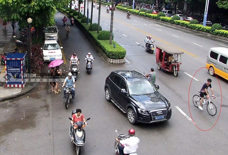 圖為肇事者撞人后逃逸。