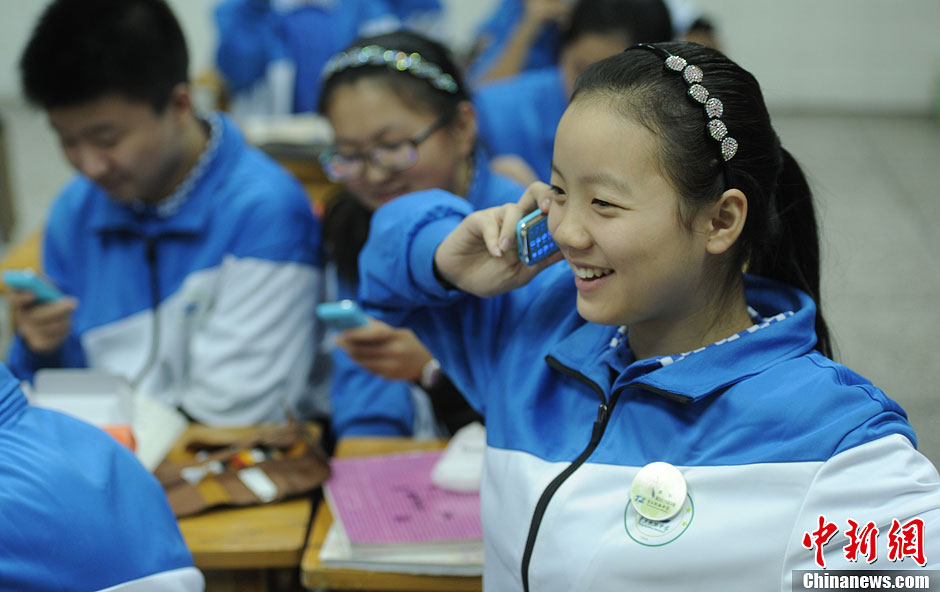 圖為一同學(xué)正在試手機(jī)的通話功能。