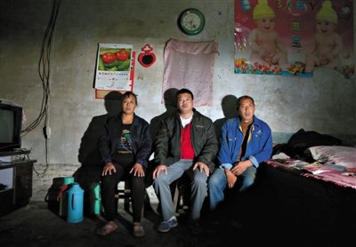 10月18日，自鋸病腿的鄭艷良所在的保定市清苑縣東臧村，有多家農(nóng)戶大病難醫(yī)，村民王新建（中）得了白血