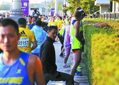 北京馬拉松“尿紅墻” 集體噓噓是傳統(tǒng)？