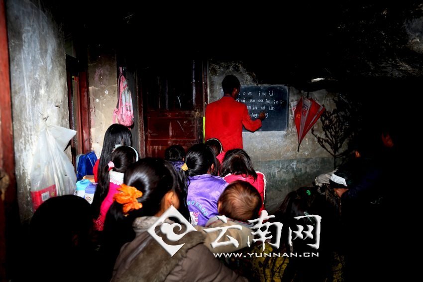 由于受到當(dāng)?shù)厝似缫暎箦伻Φ暮⒆觽儧]有外出求學(xué)的機(jī)會(huì)，只能在這樣的簡(jiǎn)易房里學(xué)習(xí)