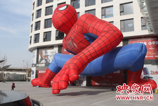 一個(gè)小女孩獨(dú)自玩得很開(kāi)心