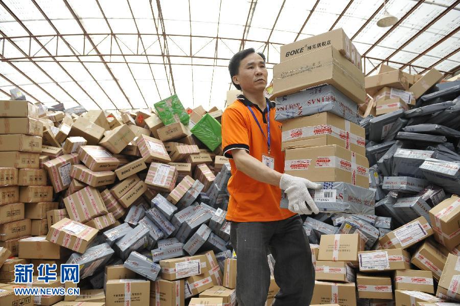 　11月11日，在圓通公司廣州一處分揀站，工作人員加緊處理堆積如山的快件。