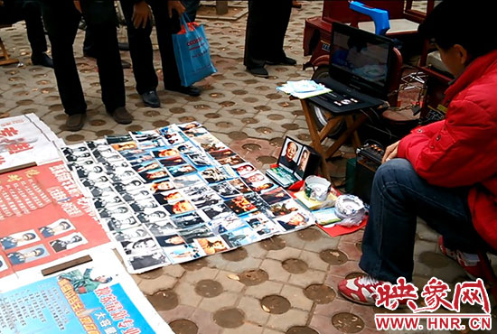 這位攤主自稱“掌握很多國家領(lǐng)導(dǎo)人的獨家機密” 這位攤主自稱“掌握很多國家領(lǐng)導(dǎo)人的獨家機密”