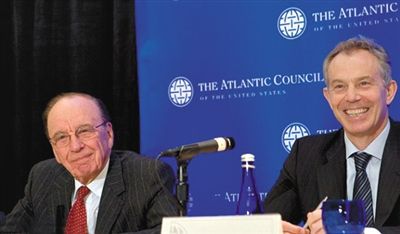 2008年，布萊爾與默多克在美國參加一國際會議。