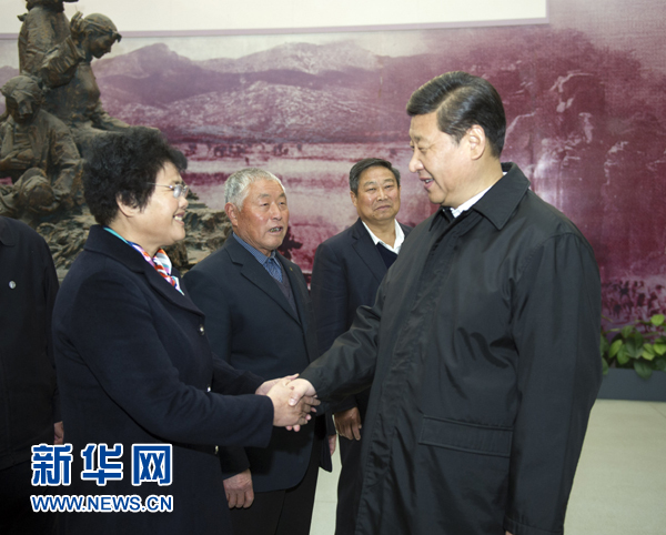 25日上午，習(xí)近平在臨沂華東革命烈士陵園參觀沂蒙精神展并會(huì)見(jiàn)當(dāng)?shù)叵冗M(jìn)模范和當(dāng)年支前模范后代代表。