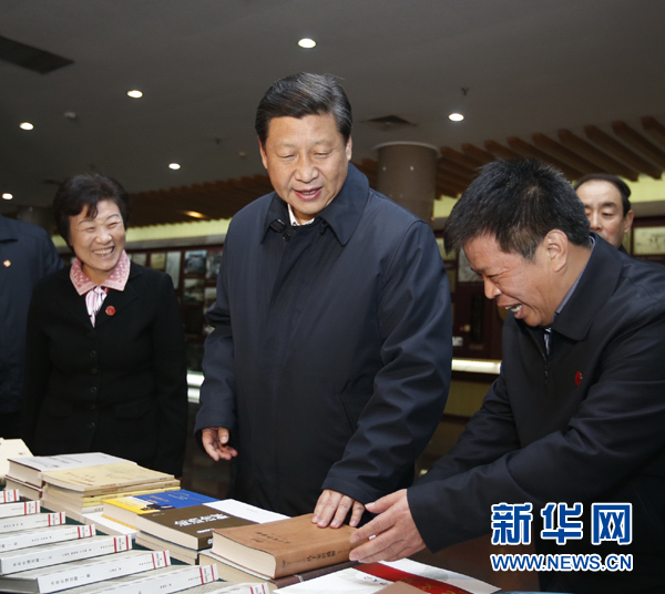 26日上午，習(xí)近平在孔子研究院參觀考察。新華社記者鞠鵬 攝