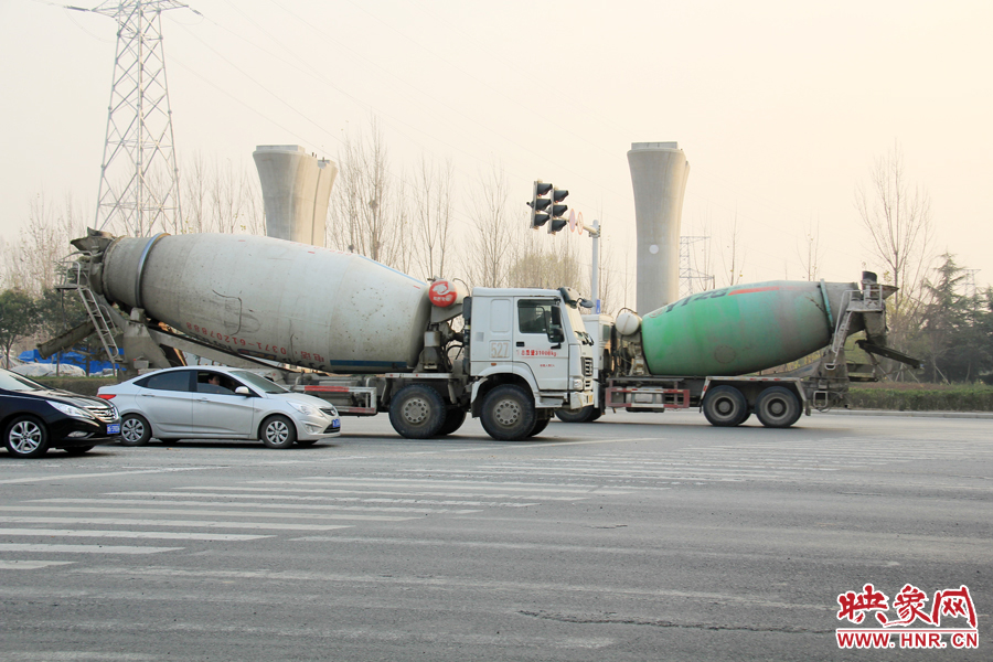 獨(dú)家:記者走訪鄭開(kāi)大道 已放置數(shù)百個(gè)水泥隔離樁 獨(dú)家:記者走訪鄭開(kāi)大道 已放置數(shù)百個(gè)水泥隔離樁