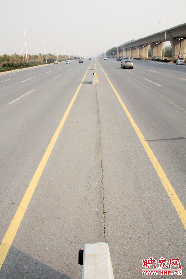 獨(dú)家:記者走訪鄭開(kāi)大道 已放置數(shù)百個(gè)水泥隔離樁 獨(dú)家:記者走訪鄭開(kāi)大道 已放置數(shù)百個(gè)水泥隔離樁