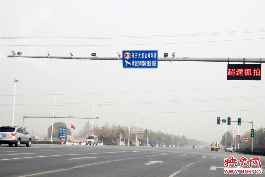 獨(dú)家:記者走訪鄭開(kāi)大道 已放置數(shù)百個(gè)水泥隔離樁 獨(dú)家:記者走訪鄭開(kāi)大道 已放置數(shù)百個(gè)水泥隔離樁