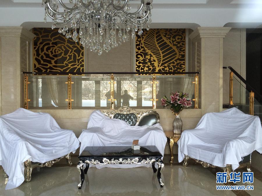 鏡泊湖畔麗日山莊里的豪華沙發(fā)（2013年12月9日攝）。新華社記者程子龍攝