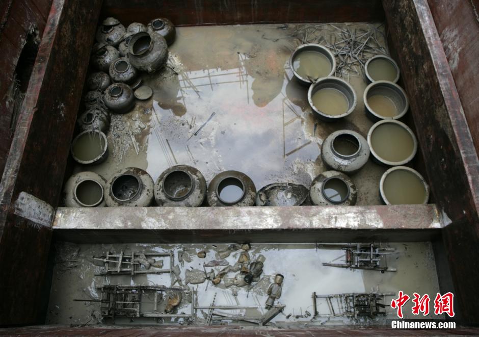 圖為漢墓群發(fā)掘現(xiàn)場出土了大量珍貴文物。